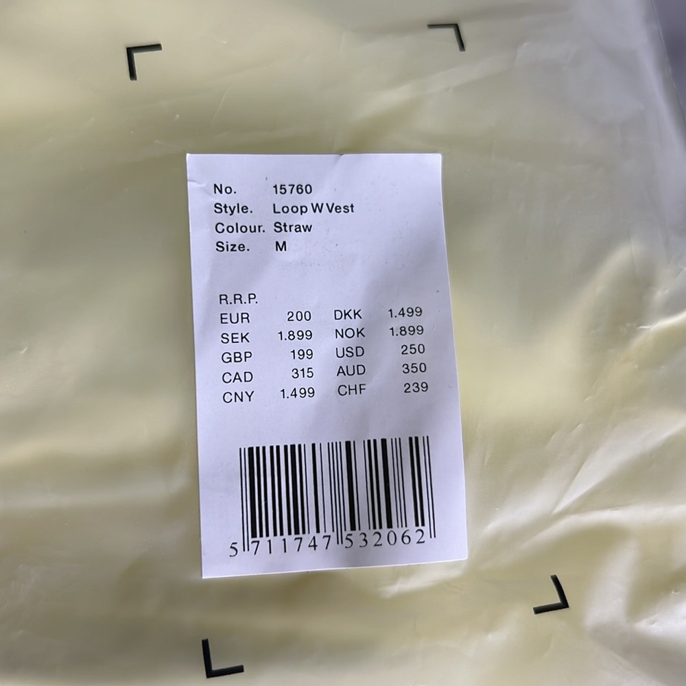 Rains NWT Women’s Loop W Vest. Size M. Color Straw ( yellow). Inside zip pocket - Picture 12 of 12